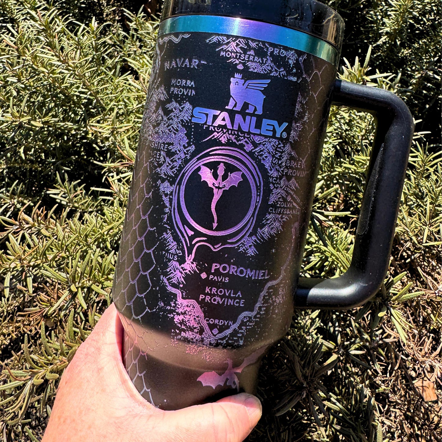 A 40 oz engraved tumbler inspired by Fourth Wing, featuring an Onyx Storm Era design with intricate dragons and fantasy book elements. This Stanley-style cup keeps drinks hot or cold for hours with double-wall insulation. Comes with a handle, sliding lid, and reusable straw—perfect for dragon book lovers and fantasy fans!